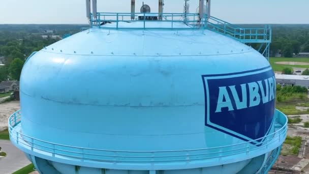 Luchtboog Schot Iconische Blauwe Auburn Water Tower Domineert Indiana Skyline — Stockvideo
