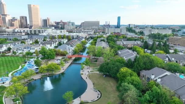 Aerial View Scenic Indianapolis Canal Tracking Shot Odhaluje Klidnou Zelenou — Stock video
