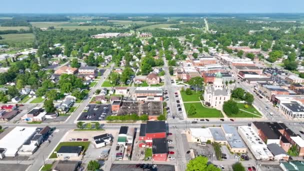 美国小城镇的空中 印第安纳州哥伦比亚城 飞越典型的美国小城镇 具有标志性的威特利县法院及其独特的绿色穹顶 — 图库视频影像