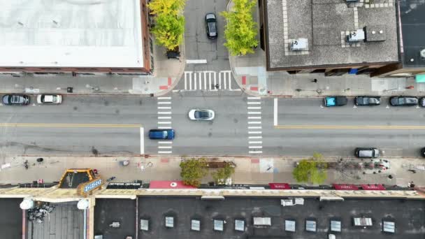 Aerial Top Tiro Movimentado Cruzamento Centro Ann Arbor Michigan Exibindo — Vídeo de Stock