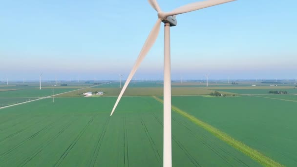 Aerial Pedestal Shot Wind Turbines Ohios Country Farmland Mostrando Grandeza — Vídeo de stock
