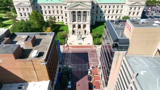 Aerial Tilt Skott Indiana Statehouse Indianapolis Avslöjar Livlig Stadslandskap Övergår — Stockvideo