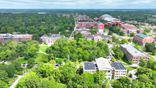 米国インディアナ州ボール州立大学のショットを確立 赤レンガ造りの建物 緑豊かな緑 明確な空の背景を持つ評判の良いキャンパスの広々とした眺め 私たちはスローガンを飛びます — ストック動画