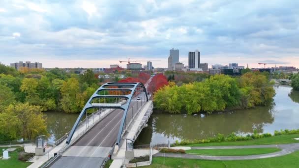 Luchtfoto Van Mlk Memorial Bridge Dwars Door Downtown Fort Wayne — Stockvideo