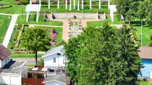 印第安纳韦恩堡湖滨公园的空中步行射击 展示了其充满活力 整洁的花园 充满了五彩缤纷的花朵 宁静的水景和清澈的白色凉亭 理想的镜头 — 图库视频影像