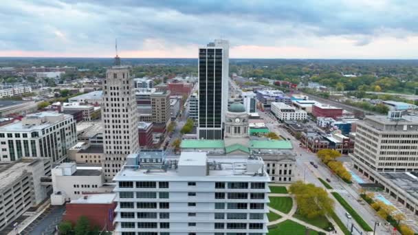 Εναέρια Άποψη Του Fort Wayne Ιντιάνα Παρουσιάζει Ένα Δυναμικό Μείγμα — Αρχείο Βίντεο
