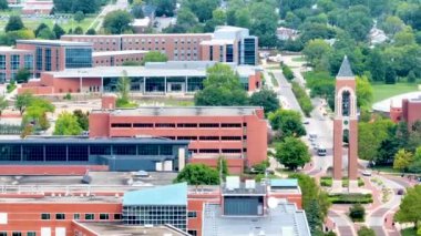Muncie, Indiana 'daki Ball State Üniversitesi' nin hava takibi, modern ve geleneksel mimarinin bir karışımı, dikkate değer bir çan kulesi ve verimli yeşillik sergileniyor..
