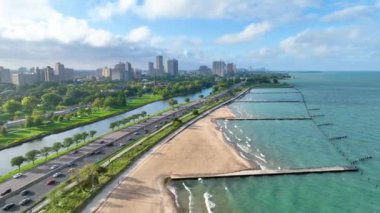 Chicago, Illinois 'in Havadan Uçma Çekimi canlı şehir manzarasına bitişik sakin Michigan Gölü sahil manzaralı kentsel canlılık ve doğal güzelliğin birlikte varoluşunu gösteriyor..