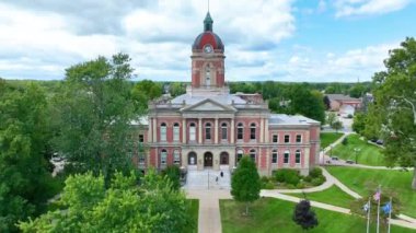 Elkhart İlçe Adliyesi Havadan Görünümü, Indiana - Lush Yeşillik, Amerika Küçük Kasabası ve Gurur Sembolize.