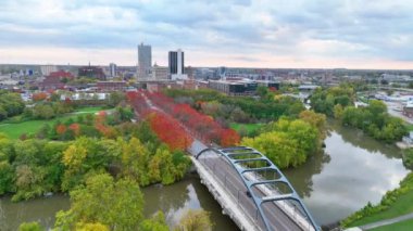 Fort Wayne, Indiana 'dan Aerial Fly, canlı Martin Luther King Memorial Köprüsü, hareketli şehir merkezi ve sonbahar renklerinin ortasında sakin Headwater Park' ı gösteriyor..