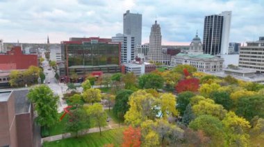 Vibrant Fort Wayne, Indiana 'nın hava görüntüsü, şehir merkezindeki kentsel duvar halısını sergiliyor, Freimann Meydanı ve Büyük Allen Adliyesi' ndeki renkli sonbahar yeşilliklerini vurguluyor..