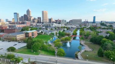 Indianapolis, Indiana 'nın Havadan Gelen Uçuşu, sakin bir öğleden sonra saatlerinde şehrin kendine özgü kanallarını, şehir manzarasını ve mimari çeşitliliğini gözler önüne seriyor..