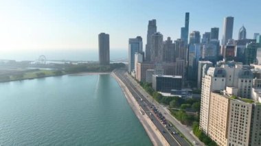 Havadan Uç Chicago 'nun göz kamaştırıcı silueti, dinamik Lake Shore Drive ve sakin Michigan Gölü şehrin eşsiz cazibesini gün ışığında sergiliyor..