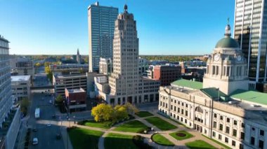 Fort Wayne, Indiana şehir merkezinin havadan çekilmiş resmi Allen County Adliyesi 'nin kraliyet mücevheri olduğu canlı bir şehir manzarasını gözler önüne seriyor..
