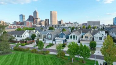 Indianapolis, Indiana 'daki Serene Suburban Mahallesi' nin Hava Yayası, Şehir Merkezi Skyline 'ı Ortaya Çıkararak Şehir ve Yerleşim Evinin Yakınlığını Gösteriyor..