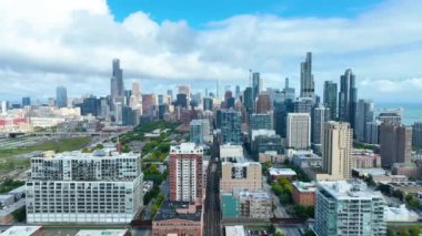 Chicago 'nun merkezindeki hava saldırısı canlı bir şehir panoramasını ön plana çıkarıyor. Mimari çeşitliliği, dinamik şehir yaşamını ve hareketli metropolün ortasındaki dinamik yeşil bölgeleri gösteriyor..