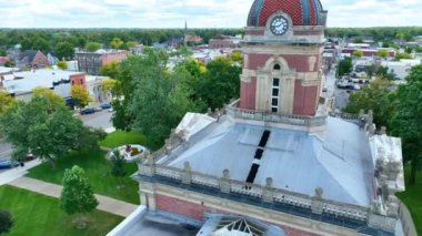 Indiana Elkhart İlçe Adliyesi 'nin hava yayaları saat kulesinin karmaşık mimarisini gözler önüne seriyor. Etrafı Amerikan cazibesiyle dolup taşan sakin, küçük bir kasabayla çevrili..