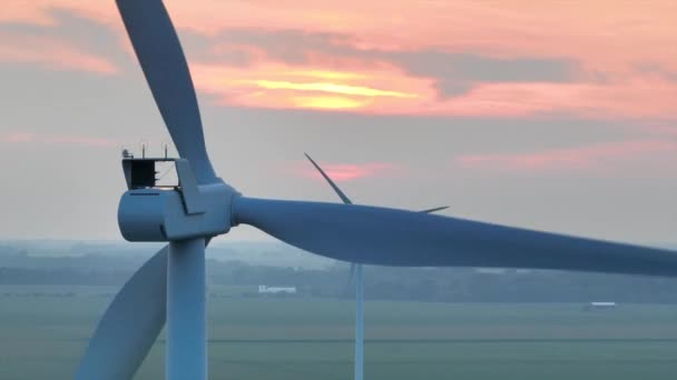 Luchtfoto Majestueuze Windturbines Genesteld Ohios Pittoreske Landbouwgrond Hun Silhouetten Gezegend — Stockvideo