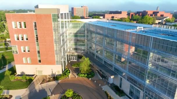 印第安纳Muncie市Ball州立大学的Adestal Shot在温暖的阳光下 用巨大的玻璃立面 太阳能电池板和茂密的校园展示了它的现代建筑 — 图库视频影像