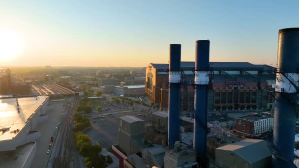 ゴールデンアワーのダウンタウンインディアナポリスの空中追跡ショット ペリーK 発電所とルーカスオイルスタジアムが活気に満ちた日没の光で — ストック動画