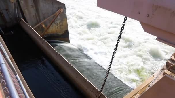Filmagem Estacionária Das Águas Dinâmicas Dos Rios Huron Atravessando Barragem — Vídeo de Stock