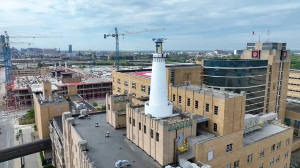 印第安纳州印第安纳波利斯市一个独特灯塔的空中拱门 象征着医疗保健基础设施的增长 创新和社区 — 图库视频影像