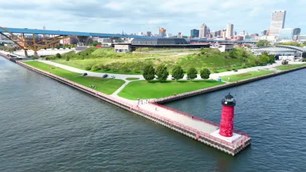 Aerial View Milwaukee Wisconsin Featuring Vibrant Milwaukee Pierhead Lighthouse Grand — Stock Video