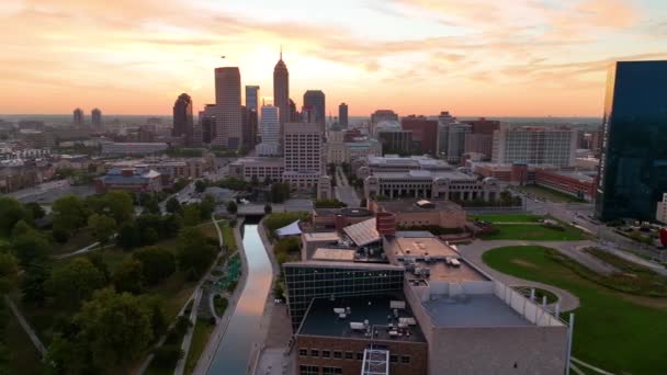 Luftaufnahme Von Indianapolis Ruhiger Sonnenaufgang Über Downtown Kanälen Und Grünflächen — Stockvideo