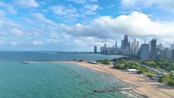 Aerial Fly Forward Tranquil Chicago Beachfront Ukazuje Rušné Město Krajiny — Stock video