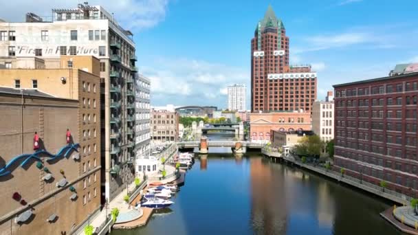 Piedistallo Aereo Girato Paesaggi Vibranti Milwaukees Caratterizzato Architettura Storica Moderna — Video Stock
