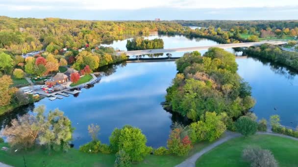 ギャラップパーク ミシガン州アン アーバー 息をのむような秋の色 静かな川の景色 黄金の時間に活気のあるマリーナを紹介する空飛ぶ — ストック動画