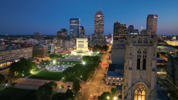 Aerial Pedestal Shot Serene Twilight Vibrant Downtown Indianapolis Highlighting Illuminated — Stock Video