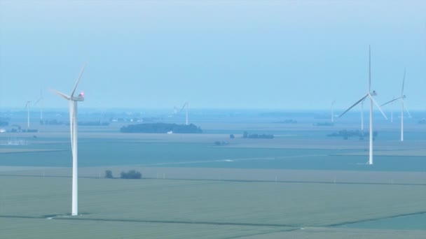 Вид Воздуха Впечатляющие Ветряные Турбины Стоящие Высоко Равнинных Просторах Ohios — стоковое видео