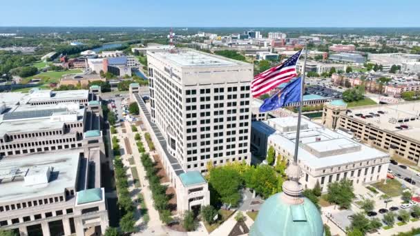 Indianapolis Birleşik Devletler Eyalet Bayraklarıyla Indiana Eyalet Binası Nın Havadan — Stok video