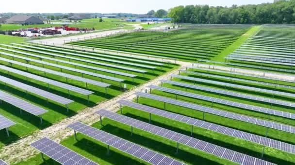 位于印第安纳州哥伦比亚市的一个巨大的太阳能电池板设施的空中飞行 展示了可再生能源在美国心脏地带的规模 — 图库视频影像