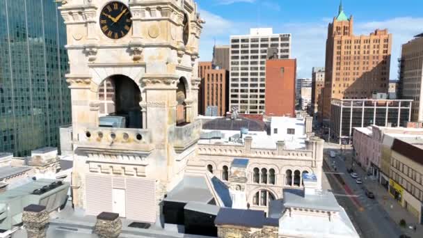 Aerial Pedestal Shot Milwaukee Wisconsin Showcasing Striking Contrast Classical Clock — Stock Video