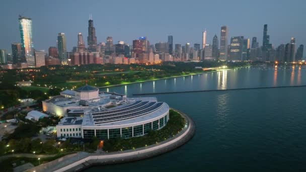 Letecký Pohled Chicagos Panorama Přecházející Dne Noc Světélkující Shedd Akvárium — Stock video