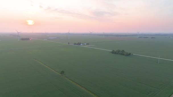 Αεροφωτογραφία Ohios Wind Turbines Golden Hour Captivating Tracking Shot Farmland — Αρχείο Βίντεο