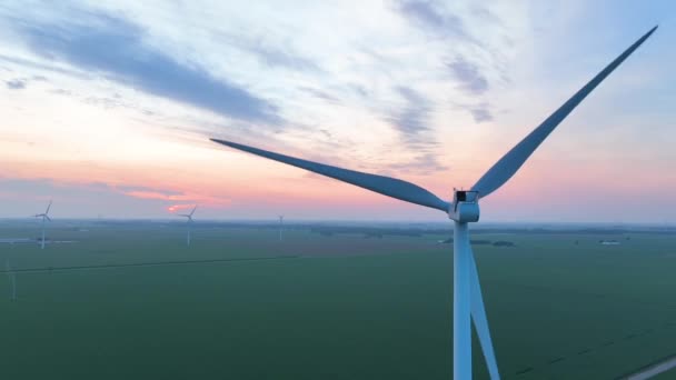 在黄金时段用风力涡轮机在俄亥俄州农场建立空中射击场 展示了在宁静的农村环境中技术和农业的融合 — 图库视频影像
