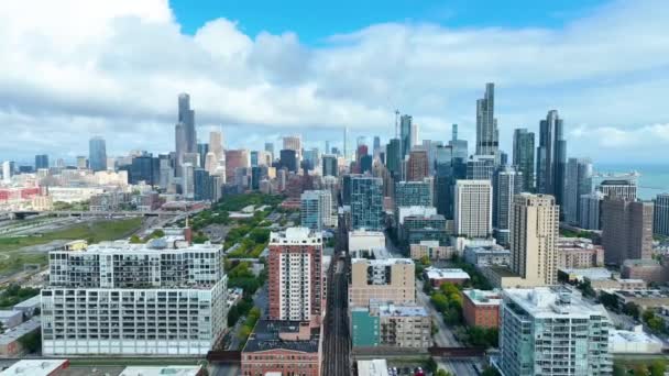 从芝加哥市中心上空飞过 可以看到一个充满活力的城市全景 在繁华的大都市中展示着建筑的多样性 充满活力的城市生活和宁静的绿地 — 图库视频影像