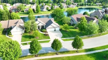Fort Wayne, Indiana 'daki Tranquil Suburban Bliss' in üzerinde uçan yaya vuruşu Amerikan rüyasının çekici bir gösterisi, tek aile evlerinin düzenli çizgilerine, yeşil çimenlerle süslenmiş