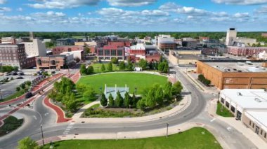 Muncie, Indiana, ABD 'de canlı bir kavşağın hava takibi, dinamik şehir hayatı, şehir tasarımı ve açık mavi gökyüzü altında verimli bir trafik akışı sergiliyor..