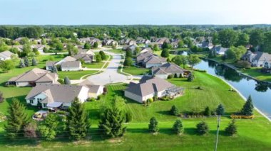 Fort Wayne, Indiana 'daki Serene Suburban Bliss' in hava görüntüsü. Bereketli yeşilliklerin, ferah evlerin ve canlı bir gökyüzünü yansıtan huzurlu bir göletin tesis edici görüntüsüyle sükuneti tecrübe edin..