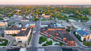 Muncie, İndiana Şehir Merkezi 'nin Altın Saatteki Hava Görüntüsü: Sıcak bir parıltı altında, sakin şehir manzarası arasında Delaware İlçe Mahkemesi İdaresi binasını yakalayan tesis çekimi.
