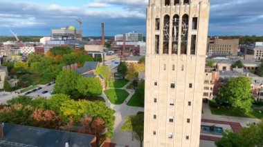 Ann Arbor, Michigan 'ın havadan görünüşü, Michigan Üniversitesi' nin önde gelen Burton Memorial Kulesi 'nin yer aldığı canlı, kentsel bir kampüsün ortasında sonbaharın başlarında.