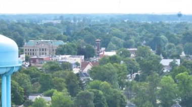 Tarihi adliye binası, yemyeşil yeşillik ve ikonik mavi su kulesinin yer aldığı Auburn, Indiana 'nın Havadan İzleme Çekimi. Orta Batı Amerika 'nın küçük bir kasabasının cennet gibi bir fotoğrafı..