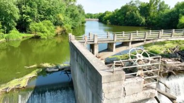 Fort Wayne, Indiana 'da Majestic Maumee River Barajının Havadan Çekimi. İnsan mühendisliği ve doğal güzelliğin ahenkli karışımını deneyimlemek, barajların düşüşünü göstermek, karmaşık bir kontrol.