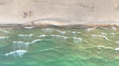 Chicago, Illinois 'deki Serene Gölü Michigan Sahili' nin yukarıdan aşağı çekimi. Canlı insan varlığı, bu kuş bakışı kumlu kıyılar ve nazik dalgalarda huzur dolu doğayla buluşur..