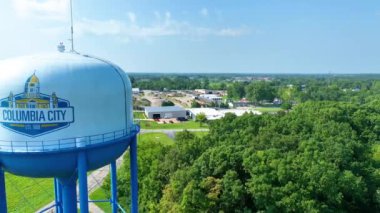 Columbia City, Indiana 'nın ikonik mavi renkli su kulesini gösteren hava izleme çekimi. Video, şehir ve doğal güzelliğin mükemmel bir karışımını bu mükemmel Amerikan küçük...