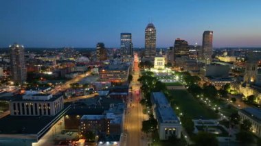 Alacakaranlık 'ta Indianapolis' in havadan görünüşü: Indianapolis şehir merkezinin sakin bir manzarası, mavi saat boyunca Indiana Savaş Anıtı, Müzesi ve şehir parkı sergilenmektedir..